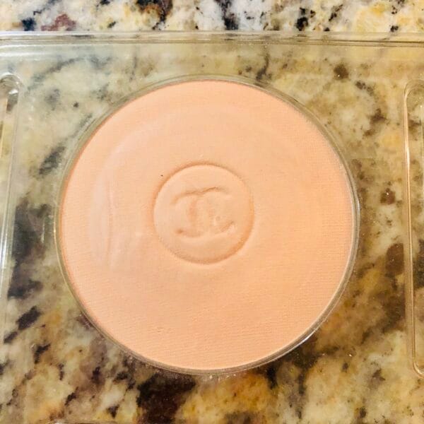 Chanel Perfecting Pressed Powder Poudre Refill - DAYLIGHT close-up photo
